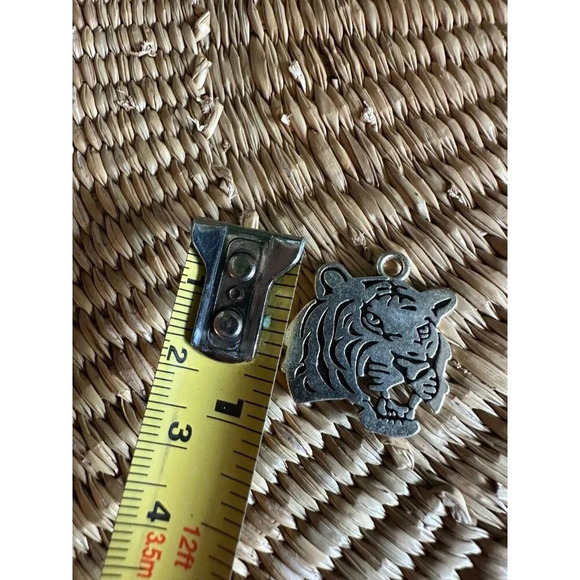 1 inch Silver Tiger pendant - Picture 4 of 4